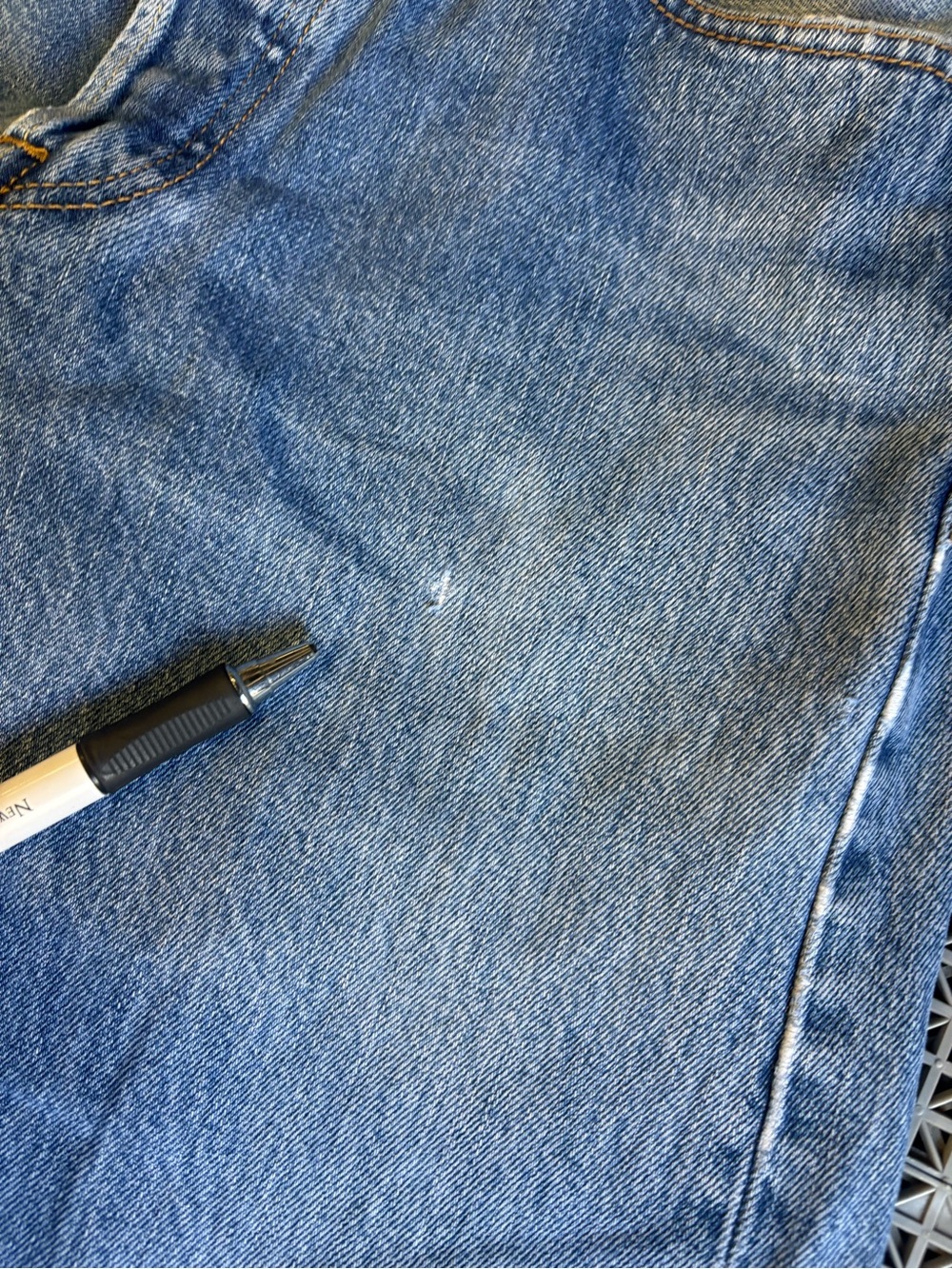 Vintage Levi's 501 Medium Wash Button-Fly Blue Jeans - Y2K - Picture 13 of 15